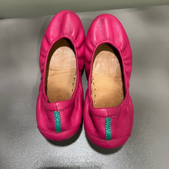 Tieks Italian Leather Vibrant Pink Leather Flats size 6 - Picture 2 of 9